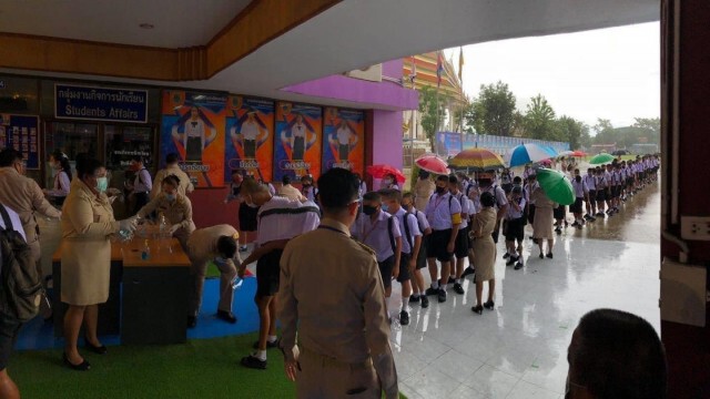 หวิดดราม่า! นร.ตากฝนรอวัดไข้ ชาวเน็ตแห่วิจารณ์ก่อนเฉลยภาพอีกมุม