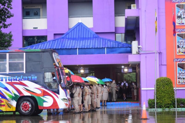 หวิดดราม่า! นร.ตากฝนรอวัดไข้ ชาวเน็ตแห่วิจารณ์ก่อนเฉลยภาพอีกมุม
