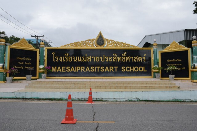 เปิดเทอมวันแรก! ทหารขึงลวดหนามกันลอบเข้าเรียน