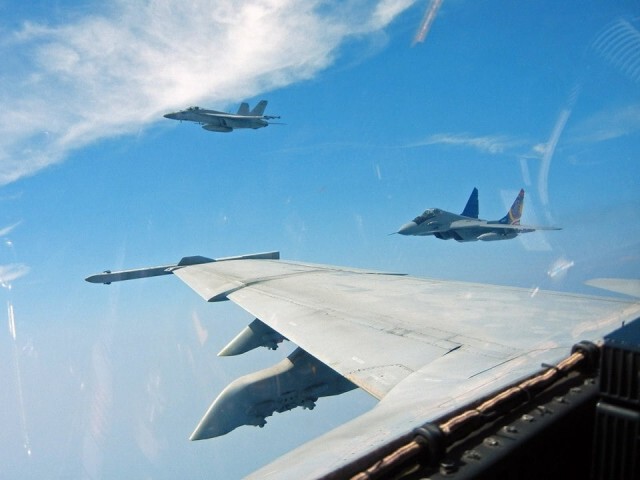 รัสเซีย ส่ง Su-27 ขึ้นประกบ Poseidon P-8A และ RC-135 ของสหรัฐฯ เหนือทะเลดำ