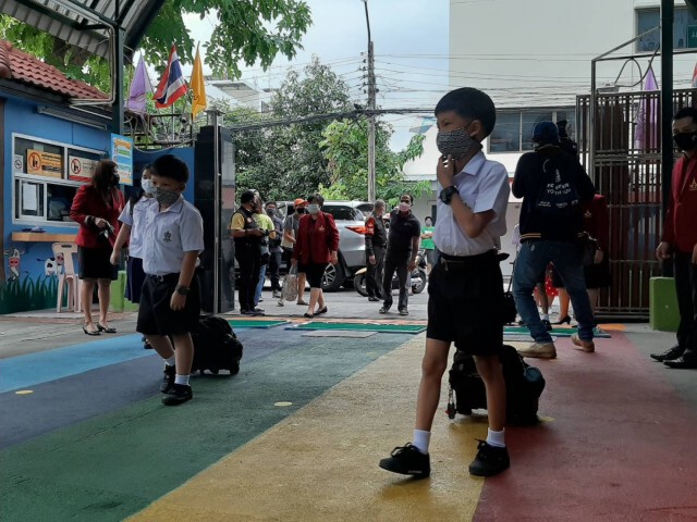 ผู้ว่าฯกทม.ลุย"จตุจักร" ตรวจเข้มโรงเรียนเปิดเทอมวันแรก