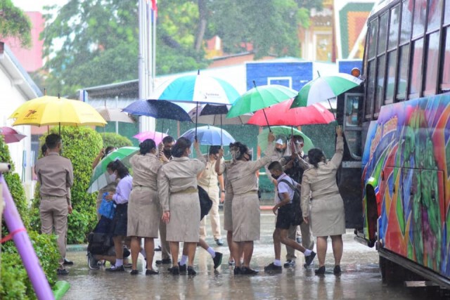 หวิดดราม่า! นร.ตากฝนรอวัดไข้ ชาวเน็ตแห่วิจารณ์ก่อนเฉลยภาพอีกมุม