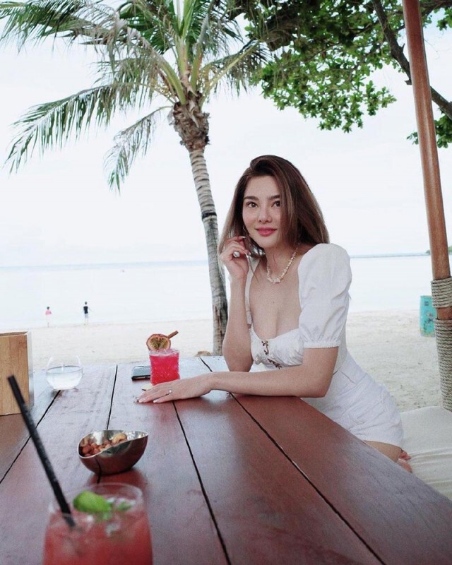 'ดิว อริสรา' ขาวเนียนสุดๆใน 'ชุดว่ายน้ำ' ทำเกาะสมุยเดือด!!