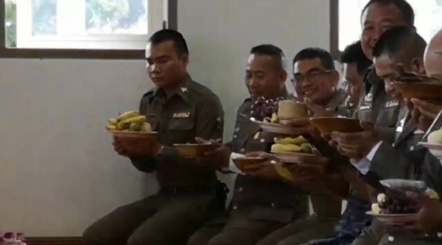 สุดทึ่ง.! คุณตำรวจ "ยอดนักสวด"
