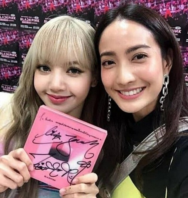 "ลิซ่า BLACKPINK" ส่งพวงหรีดร่วมอาลัย "คุณพ่อแต้ว ณฐพร"