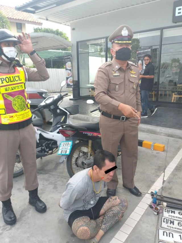 ขับรถฟอร์จูนเนอร์สีดำ ตระเวนลักป้ายทะเบียนรถยนต์