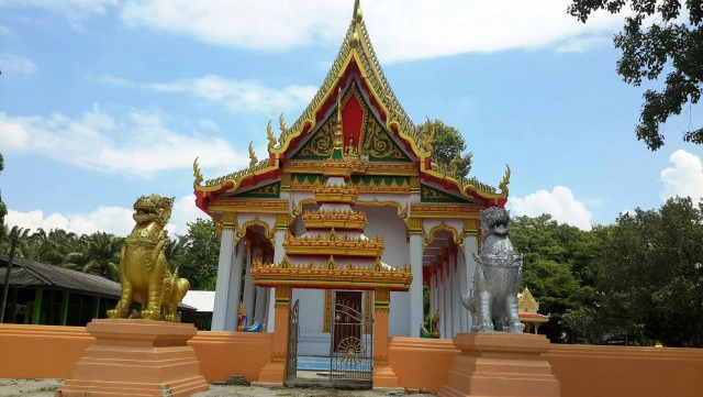 งูเขียวให้โชค เลื้อยบนรูปปั้นพญานาค ถูกหวยทั้งหมู่บ้าน