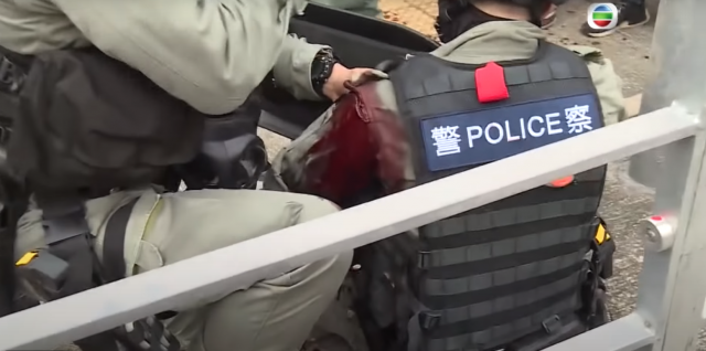 มือมีดแทงตำรวจฮ่องกง ถูกรวบคาเครื่องบิน