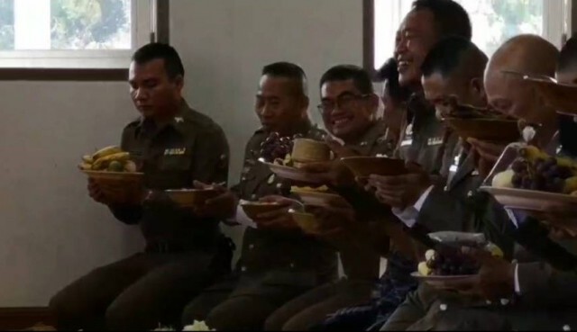 สุดทึ่ง.! คุณตำรวจ "ยอดนักสวด"