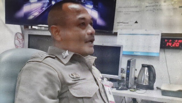 คลิปวงจรปิดบันทึกภาพ ด.ต.ชักเกรงตกเก้าอี้ สภ.สองพี่น้อง