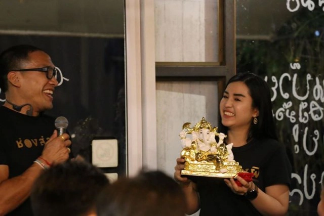 เปิดประวัติ อ.เรนนี่ ญาณเทพ หมอดูโซเชียล"ช่องส่องผี"