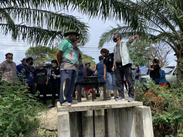 ชาวหนองเสือรวมตัว ล็อคประตูระบายน้ำเสียจาก รง.