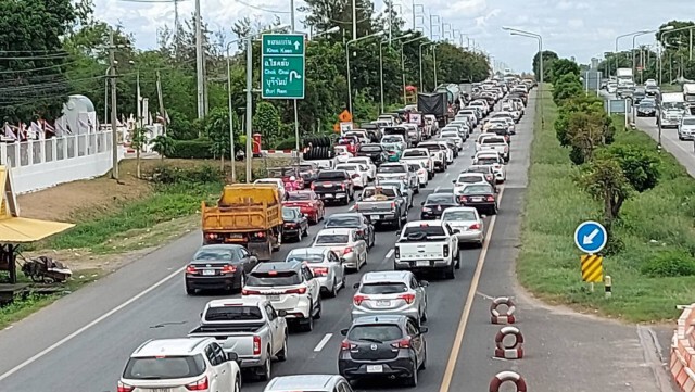 หยุดยาวมิตรภาพรถติดหนึบ