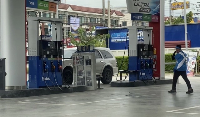 "ควาย"สนั่นปั้มเด็กระเบิดอารมณ์ใส่ลูกค้า โต้เถียงเรื่องเติมน้ำมัน