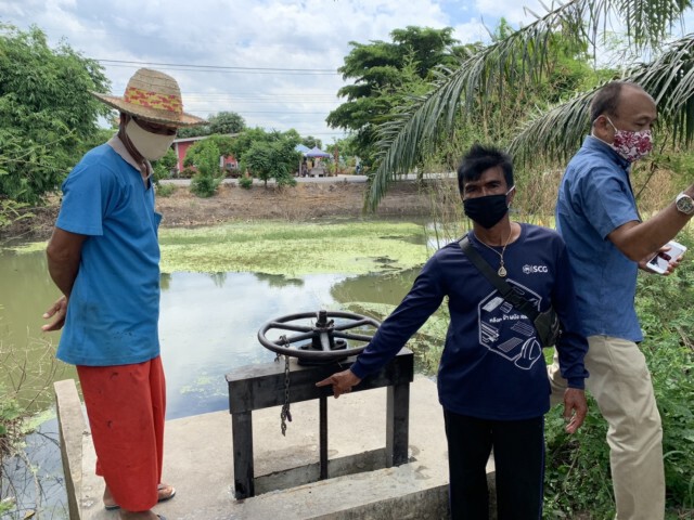 ชาวหนองเสือรวมตัว ล็อคประตูระบายน้ำเสียจาก รง.