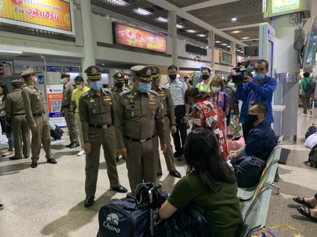 ผช.ผบ.ตร.ตรวจสถานีขนส่ง ประชาชนเดินทางกลับบ้าน ช่วงวันหยุดวันสำคัญ
