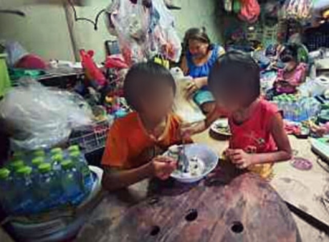 4 ชีวิต ยาย หลาน ใช้ชีวิตบนเตียงไม้ทรุดโทรม เวทนาล้อมวงกินข้าวคนละคำ 2 คำ