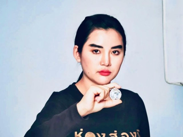 เปิดประวัติ อ.เรนนี่ ญาณเทพ หมอดูโซเชียล"ช่องส่องผี"