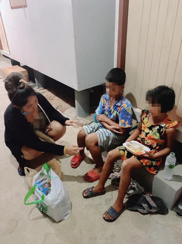 สองพี่น้องอดข้าวหิวโซ เข้าบ้านไม่ได้ เพื่อนบ้านเผย น้องนอนข้างนอกกับพื้นเกือบทุกวัน