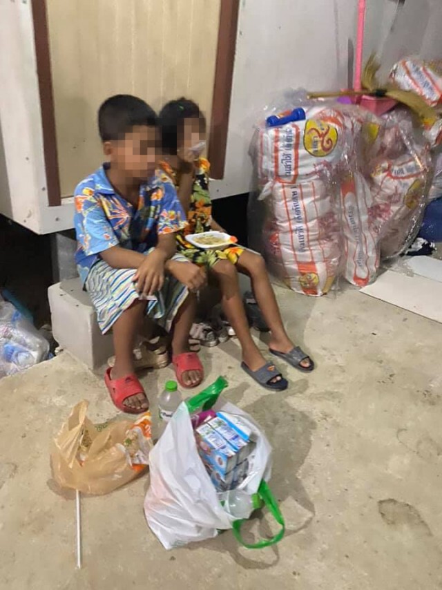 สองพี่น้องอดข้าวหิวโซ เข้าบ้านไม่ได้ เพื่อนบ้านเผย น้องนอนข้างนอกกับพื้นเกือบทุกวัน