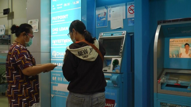 ชาวอุทัยธานีแห่กด"บัตรคนจน"วันแรก