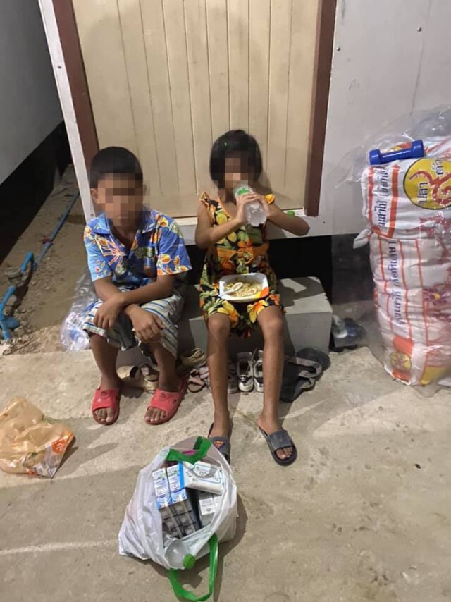 สองพี่น้องอดข้าวหิวโซ เข้าบ้านไม่ได้ เพื่อนบ้านเผย น้องนอนข้างนอกกับพื้นเกือบทุกวัน