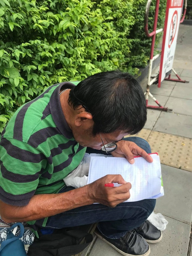 สาวออฟฟิศ เจอลุงนั่งกินข้าวเปล่าริมทาง รันทดรีบรวบรวมเงินส่งลุงกลับบ้าน