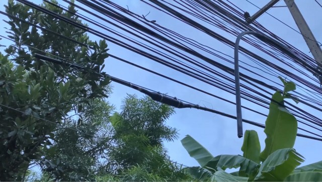โจรทำเนียนสวมชุดพนักงานทีโอทีปีนบันไดลอบตัดสายเมนโทรศัพท์