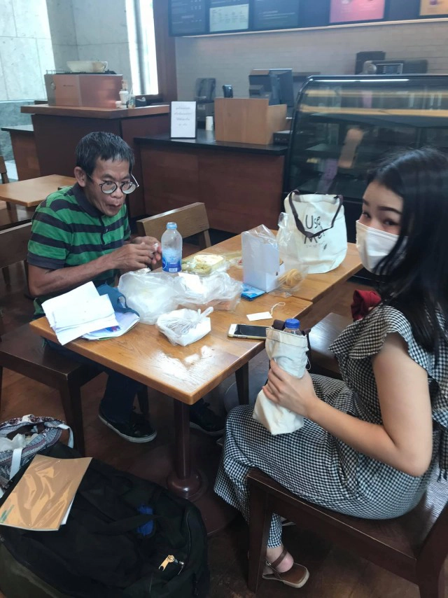 สาวออฟฟิศ เจอลุงนั่งกินข้าวเปล่าริมทาง รันทดรีบรวบรวมเงินส่งลุงกลับบ้าน