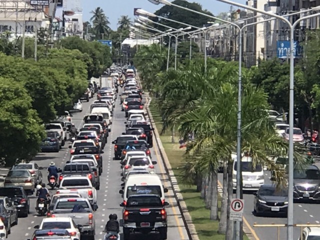 นทท.แห่เที่ยวบางแสน รถแน่นตำรวจต้องปิดการจราจรถนนเลียบชายหาด