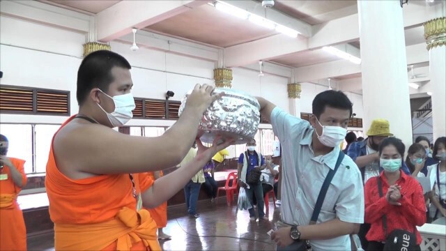 แห่จองวัตถุมงคลสวนกระแสเศรษฐกิจ