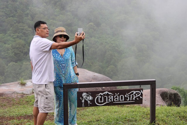 นักท่องเที่ยวแห่สัมผัสสายหมอก"ภูหินร่องกล้า"