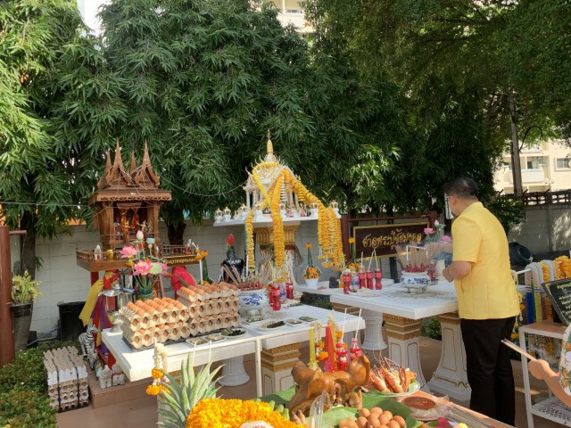 "สิระ" ถวายไข่ไก่ 9,000 ฟอง หลังศาล รธน.ยกคำร้องคดีกร่าง