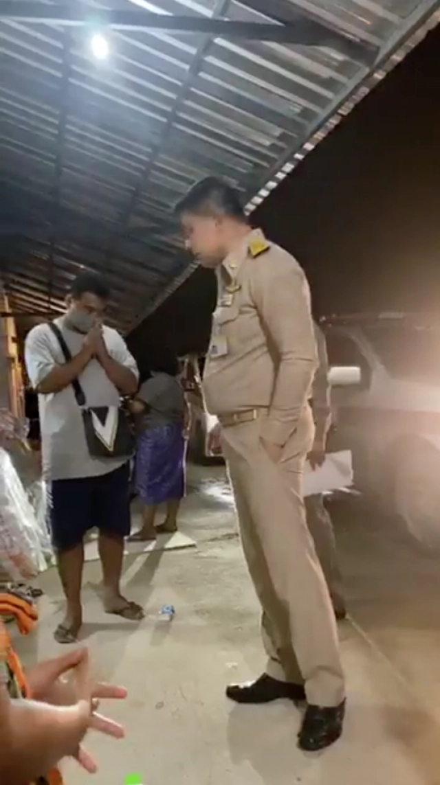 สองพี่น้องถูกพ่อแม่ทิ้งนอนนอกบ้าน ได้รับการช่วยเหลือแล้ว