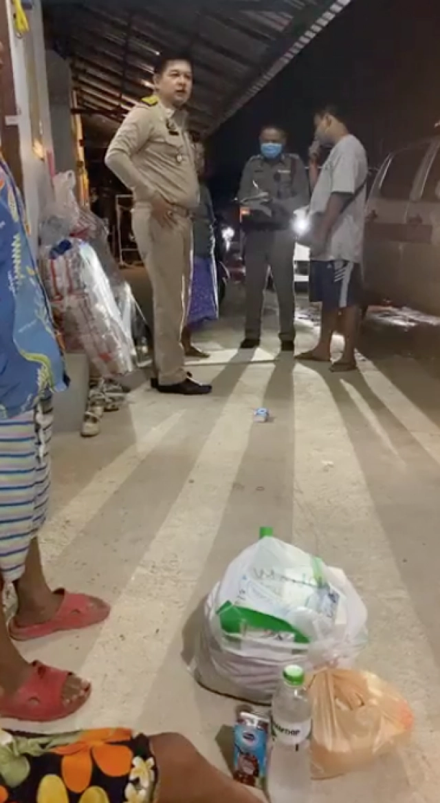 สองพี่น้องถูกพ่อแม่ทิ้งนอนนอกบ้าน ได้รับการช่วยเหลือแล้ว