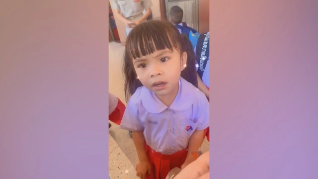 สาวน้อยไปโรงเรียนวันที่สอง กระเป๋าหาย ถามหาน่าเอ็นดู