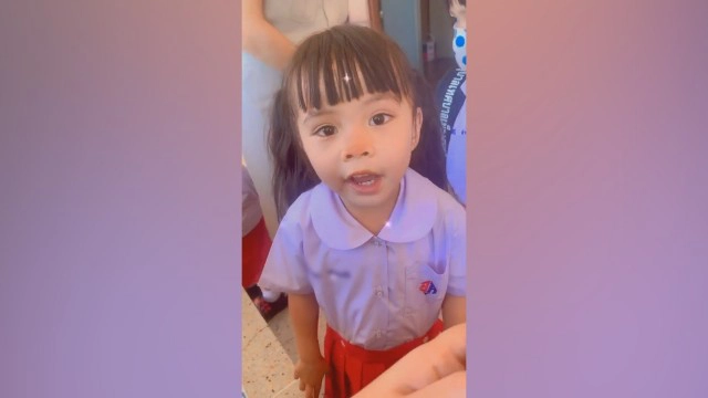 สาวน้อยไปโรงเรียนวันที่สอง กระเป๋าหาย ถามหาน่าเอ็นดู