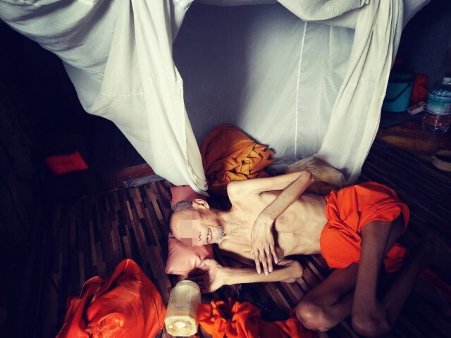 หนุ่มใจบุญ เข้าช่วยเหลือหลวงตาเดินไม่ได้กว่า 15 ปี ที่ "กุฏิ ท้ายวัด"