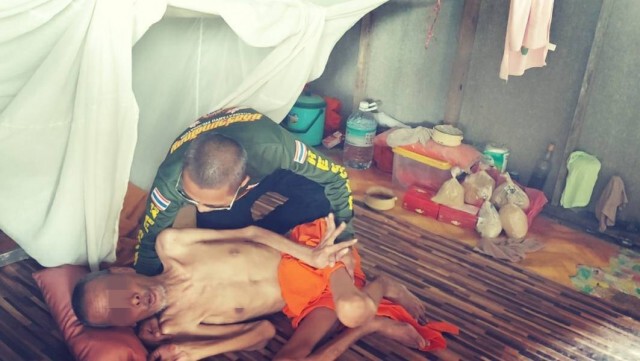 หนุ่มใจบุญ เข้าช่วยเหลือหลวงตาเดินไม่ได้กว่า 15 ปี ที่ "กุฏิ ท้ายวัด"