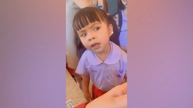 สาวน้อยไปโรงเรียนวันที่สอง กระเป๋าหาย ถามหาน่าเอ็นดู