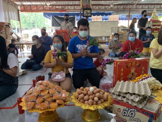 ทำบุญถวายเทียนพรรษา วัดโปรยฝนคลอง 11 ขอพรไอ้ไข่