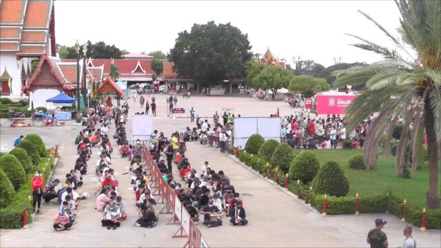 แห่จองวัตถุมงคลสวนกระแสเศรษฐกิจ