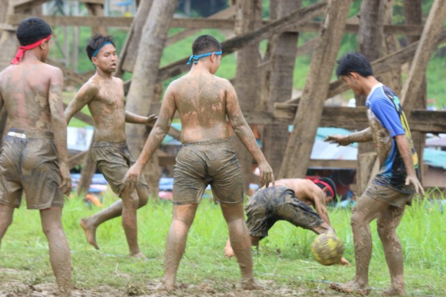 ฟุตบอลเท้าเปล่าสะพานมอญคัพ น้ำแห้งจนพื้นดินโผล่พ้นน้ำ