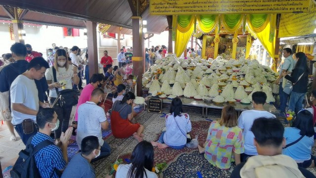 หยุดยาวคนแห่ทำบุญ วัดพระธาตุดอยคำแน่น!