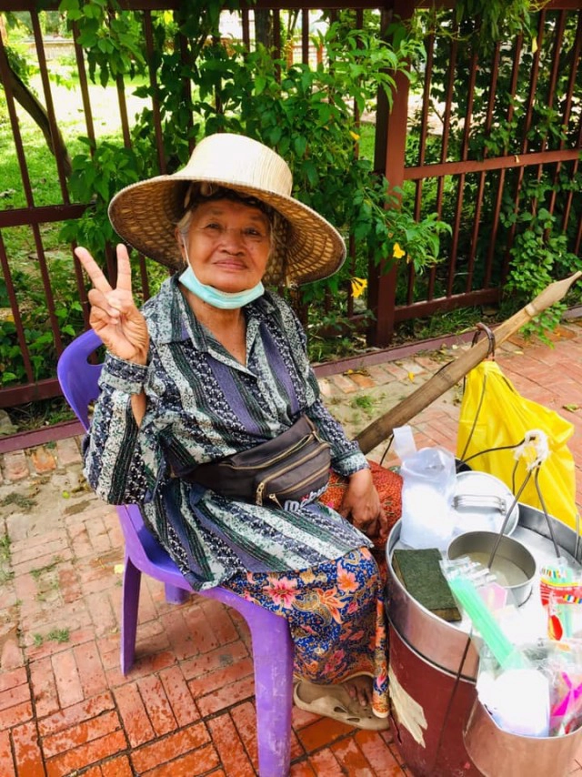 ยายขายน้ำตาลสดเลี้ยงหลาน นั่งร้องไห้ไม่มีคนซื้อจะกินอะไรกัน