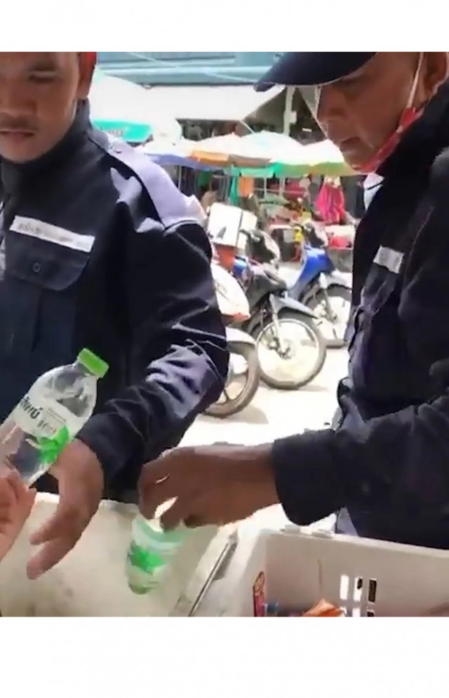 พลเมืองดีนำเสบียงให้พี่ๆเก็บขยะแต่เขาเลือกเพียงน้ำขวดเดียว