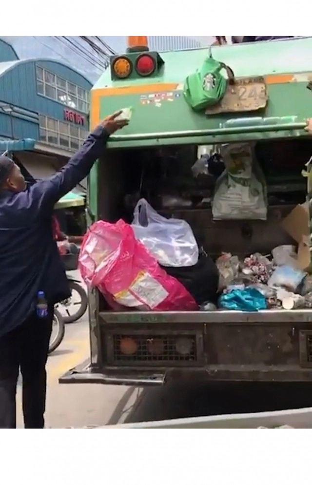 พลเมืองดีนำเสบียงให้พี่ๆเก็บขยะแต่เขาเลือกเพียงน้ำขวดเดียว