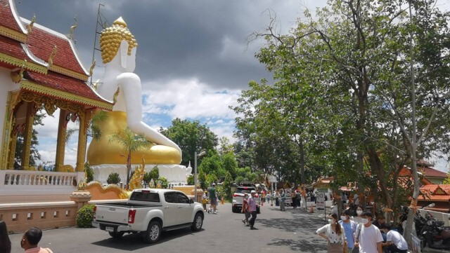 หยุดยาวคนแห่ทำบุญ วัดพระธาตุดอยคำแน่น!