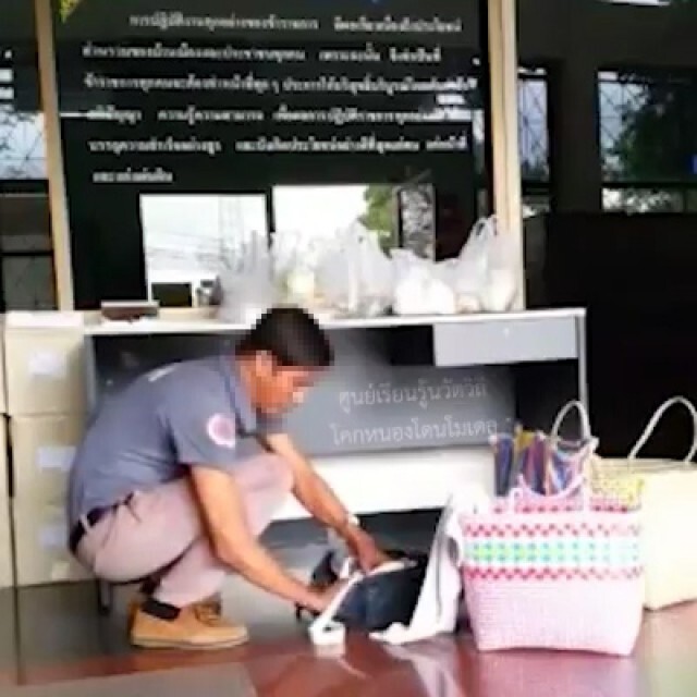 หนุ่มมิจฉาชีพทำท่าทีช่วยป้ายกของ ตีเนียนขโมยเงิน