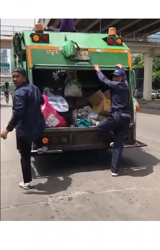 พลเมืองดีนำเสบียงให้พี่ๆเก็บขยะแต่เขาเลือกเพียงน้ำขวดเดียว